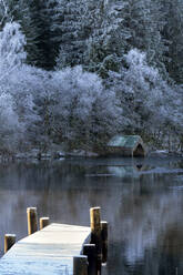 Loch Ard im Hochwinter, mit Raureif, Aberfoyle, Loch Lomond and the Trossachs National Park, Stirling District, Schottland, Vereinigtes Königreich, Europa - RHPLF07331