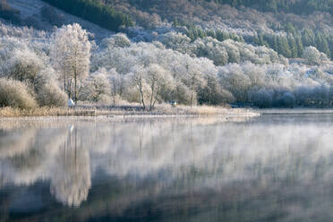 Loch Ard teilweise zugefroren und Raureif um Aberfoyle im Loch Lomond and the Trossachs National Park im Hochwinter, Stirling District, Schottland, Vereinigtes Königreich, Europa - RHPLF07332