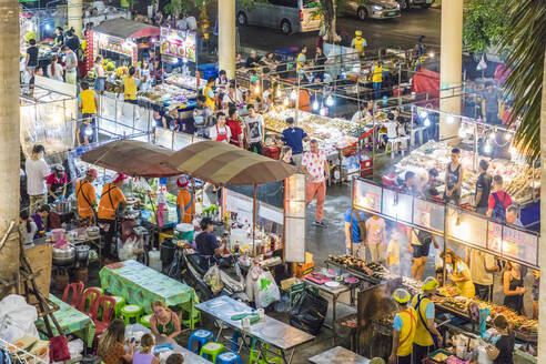 Eine Luftaufnahme des Banzaan-Nachtmarktes in Patong, Phuket, Thailand, Südostasien, Asien - RHPLF07342
