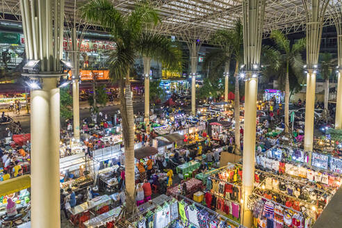 Eine Luftaufnahme des Banzaan-Nachtmarktes in Patong, Phuket, Thailand, Südostasien, Asien - RHPLF07343