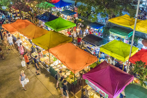 Eine Luftaufnahme des Banzaan-Nachtmarktes in Patong, Phuket, Thailand, Südostasien, Asien - RHPLF07344