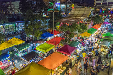 Eine Luftaufnahme des Banzaan-Nachtmarktes in Patong, Phuket, Thailand, Südostasien, Asien - RHPLF07345