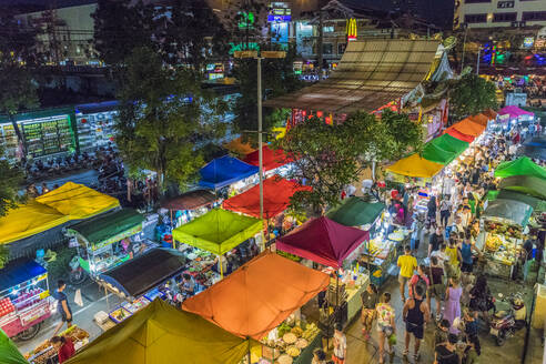Eine Luftaufnahme des Banzaan-Nachtmarktes in Patong, Phuket, Thailand, Südostasien, Asien - RHPLF07345