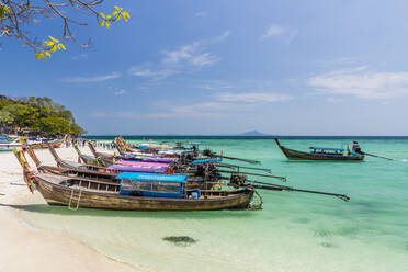 Longtailboote auf der Insel Tup in Ao Nang, Krabi, Thailand, Südostasien, Asien - RHPLF07347