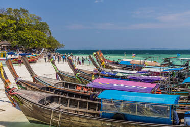 Longtailboote auf der Insel Tup in Ao Nang, Krabi, Thailand, Südostasien, Asien - RHPLF07348