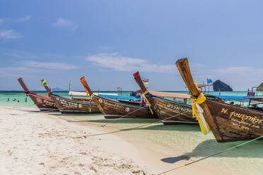 Longtailboote auf der Insel Tup in Ao Nang, Krabi, Thailand, Südostasien, Asien - RHPLF07349