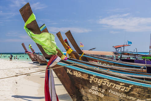 Longtailboote auf der Insel Tup in Ao Nang, Krabi, Thailand, Südostasien, Asien - RHPLF07350
