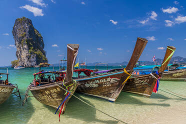 Longtailboote auf der Insel Poda in Ao Nang, Krabi, Thailand, Südostasien, Asien - RHPLF07352