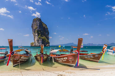 Longtailboote auf der Insel Poda in Ao Nang, Krabi, Thailand, Südostasien, Asien - RHPLF07353