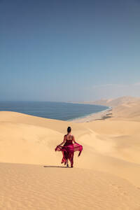 Modell im Sandwich-Hafen, Skelettküste, Namibia, Afrika - RHPLF07374