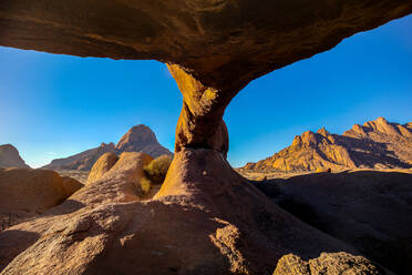 Spitzkoppe-Bogen bei Sonnenaufgang, Namibia, Afrika - RHPLF07385