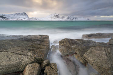 Eine Langzeitbelichtung am Haukland Strand mit stimmungsvollem Himmel, Lofoten, Nordland, Arktis, Norwegen, Europa - RHPLF07387