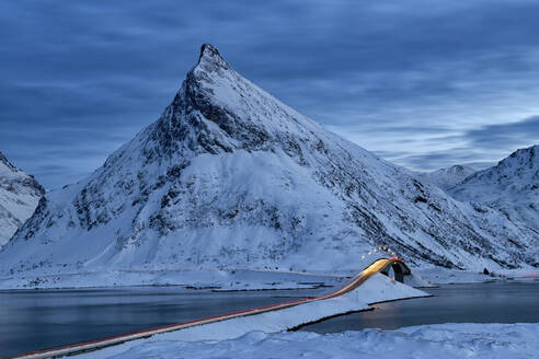 Fredvang-Brücke bei Nacht mit Lichtspuren, Lofoten, Arktis, Norwegen, Europa - RHPLF07391