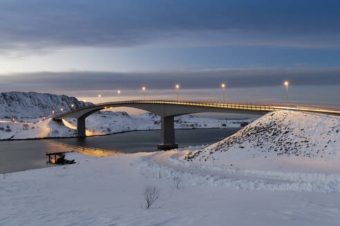 Fredvang Brücke bei Nacht im Winter mit Schneedecke, Lofoten, Arktis, Norwegen, Europa - RHPLF07393