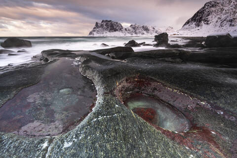 Felsformation am Strand von Uttakleiv, Vestvagoy, Lofoten-Inseln, Nordland, Arktis, Norwegen, Europa, lizenzfreies Stockfoto