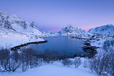 Sonnenaufgang im Fischerdorf Reine im Winter, Reinefjord, Moskenesoya, Lofoten, Arktis, Norwegen, Europa - RHPLF07400