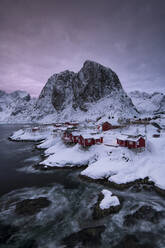 Das Dorf Hamnoy in einem Winter, Reine, Lilandstindan, Moskenesoya, Lofoten, Nordland, Arktis, Norwegen, Europa - RHPLF07401