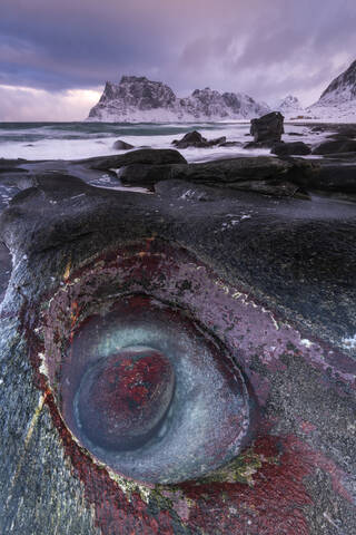 Das Teufelsauge am Strand von Uttakleiv, Vestvagoy, Lofoten-Inseln, Nordland, Arktis, Norwegen, Europa, lizenzfreies Stockfoto