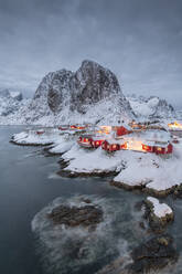 Das Dorf Hamnoy in einer Winterlandschaft, Reine, Lilandstindan, Moskenesoya, Lofoten, Nordland, Arktis, Norwegen, Europa - RHPLF07403