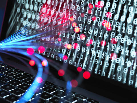 Cyberangriff, Glasfaserkabel, die einen Virus enthalten, der einen Computer infiziert, lizenzfreies Stockfoto