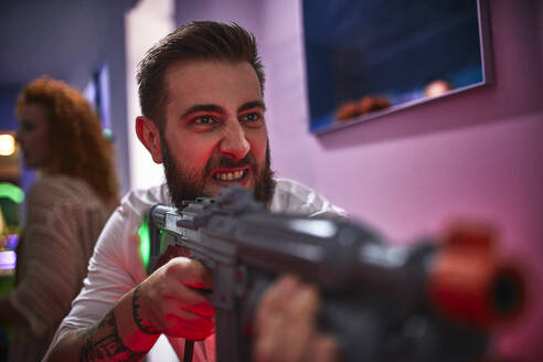 Aggressiver Mann schießt mit Gewehr in einer Spielhalle - ZEDF02610