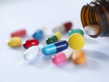 Eine Vielzahl von Medikamenten, die aus einer Medizinflasche fallen. - ABRF00508