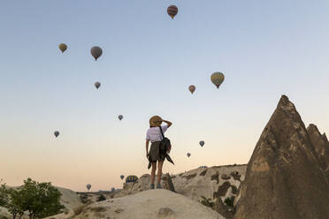 Junge Frau und Heißluftballons, Goreme, Kappadokien, Türkei - KNTF03314