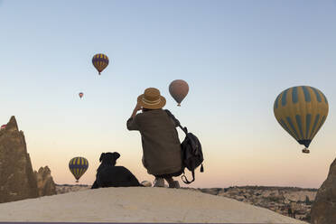 Junge Frau und Heißluftballons, Goreme, Kappadokien, Türkei - KNTF03318