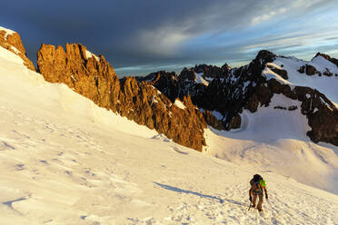 Bergsteiger auf einem Gletscher, Barre des Ecrins, Ecrins-Nationalpark, Französische Dauphine-Alpen, Haute Alpes, Frankreich, Europa - RHPLF07410