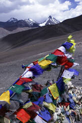 Gebetsfahnen auf einer Stupa hoch in der Zanskar-Kette, Ladakh, Himalaya, Indien, Asien - RHPLF07415