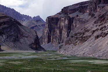 Der Eingang zu einem abgelegenen Canyon hoch auf dem Plateau im Südosten Ladakhs, Himalaya, Indien, Asien - RHPLF07417