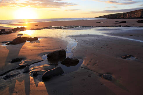 Ein Strand bei Ebbe in der Nähe von Ogmore, Vale of Glamorgan, Südwales, Vereinigtes Königreich, Europa - RHPLF07420