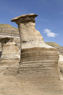 Die Hoodoos, Felsformationen, die durch die Erosion von Bentonit entstanden sind, in den Badlands in der Nähe von Drumheller in Alberta, Kanada, Nordamerika - RHPLF07423