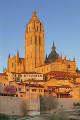 Kathedrale bei Sonnenuntergang, UNESCO-Weltkulturerbe, Segovia, Castillia y Leon, Spanien, Europa - RHPLF07442