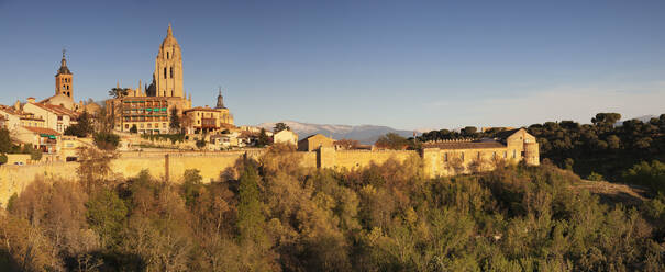 Altstadt, Stadtmauer und Kathedrale bei Sonnenuntergang, UNESCO-Weltkulturerbe, Segovia, Castillia y Leon, Spanien, Europa - RHPLF07446