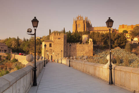 Brücke Puente de San Martin, Kloster San Juan des los Reyes, Toledo, Kastilien-La Mancha, Spanien, Europa, lizenzfreies Stockfoto