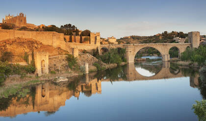 Brücke Puente de San Martin und Kloster San Juan des los Reyes, gespiegelt im Fluss Tajo, Toledo, Kastilien-La Mancha, Spanien, Europa - RHPLF07448