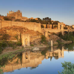 Das Kloster San Juan des los Reyes und die Stadtmauer spiegeln sich im Fluss Tajo, Toledo, Kastilien-La Mancha, Spanien, Europa - RHPLF07450