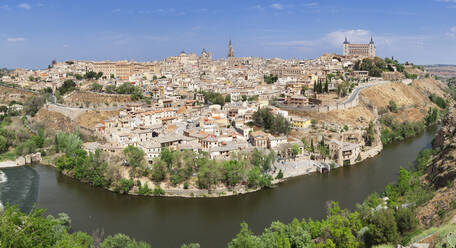 Blick über den Fluss Tajo auf die Kathedrale Santa Maria und den Alcazar, UNESCO-Weltkulturerbe, Toledo, Kastilien-La Mancha, Spanien, Europa - RHPLF07454