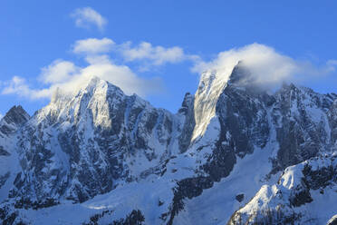 Felsgipfel Badile und Cengalo mit Schnee bedeckt im Frühling, Soglio, Bergell, Kanton Graubünden, Schweiz, Europa - RHPLF07457