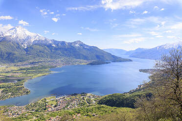 Blick über den Comer See und Dörfer, eingerahmt von schneebedeckten Gipfeln, Montemezzo, Alpe Zocca, Lombardei, Italienische Seen, Italien, Europa - RHPLF07465