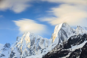 Blick auf die schneebedeckten Gipfel Badile und Cengalo im Frühling, Maloja, Bergell, Engadin, Kanton Graubünden, Schweiz, Europa - RHPLF07476