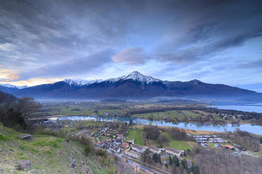 Blick auf Sorico in der Morgendämmerung, eingerahmt vom Comer See und schneebedeckten Gipfeln, von der Chiesa Di San Miro aus gesehen, Provinz Como, Lombardei, Italien, Europa - RHPLF07477