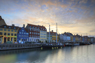 Sonnenaufgang an den bunten Fassaden entlang des Hafens im Stadtteil Nyhavn, Kopenhagen, Dänemark, Europa - RHPLF07483