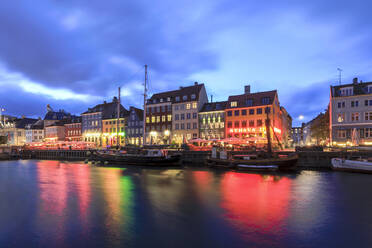 Nachtansicht des beleuchteten Hafens und Kanals des Vergnügungsviertels Nyhavn, Kopenhagen, Dänemark, Europa - RHPLF07484