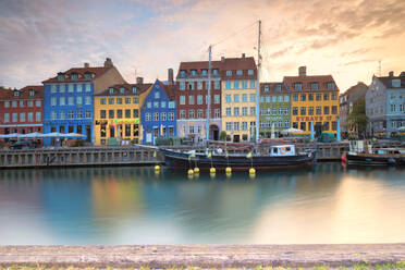 Sonnenaufgang an den bunten Fassaden entlang des Hafens im Stadtteil Nyhavn, Kopenhagen, Dänemark, Europa - RHPLF07485