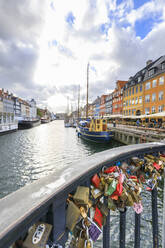 Vorhängeschlösser auf einer Terrasse entlang des typischen Kanals und Hafens des Stadtteils Nyhavn, Kopenhagen, Dänemark, Europa - RHPLF07486