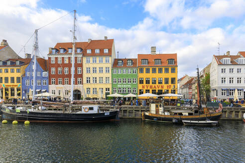 Bunte Fassaden entlang des Kanals und des Vergnügungsviertels Nyhavn, Kopenhagen, Dänemark, Europa - RHPLF07488