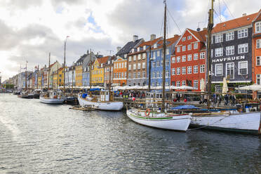 Bunte Fassaden und typische Boote entlang des Kanals und Vergnügungsviertels Nyhavn, Kopenhagen, Dänemark, Europa - RHPLF07489