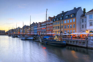 Blaue Lichter der Abenddämmerung am Hafen und Kanal des Vergnügungsviertels Nyhavn, Kopenhagen, Dänemark, Europa - RHPLF07490